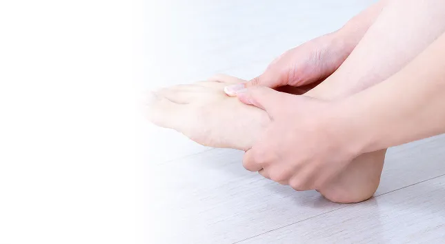 胸元の血管が気になる女性