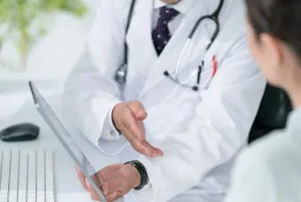 Step4 検査結果をもとに治療方針を説明する医師と患者