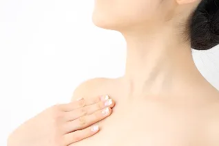 年齢とともにデコルテのボリュームが気になる女性