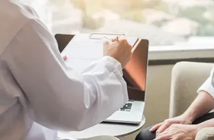 医師による歯肉再生PRP注射のカウンセリング