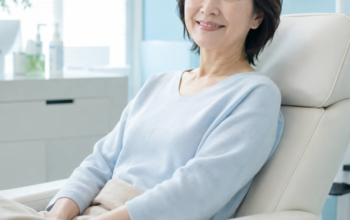追加治療について相談し、リラックスした様子の女性
