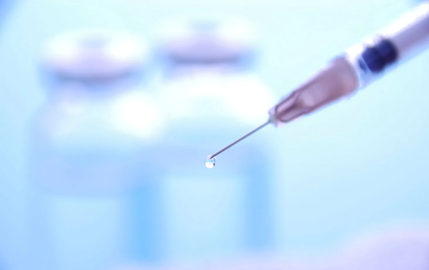 ペニス増大に用いられるヒアルロン酸注射のイメージ写真(注射器と薬剤ボトル)