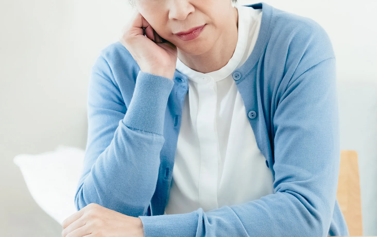 不安そうな表情の女性の写真。女性の腹圧性尿失禁の原因に関するイメージ