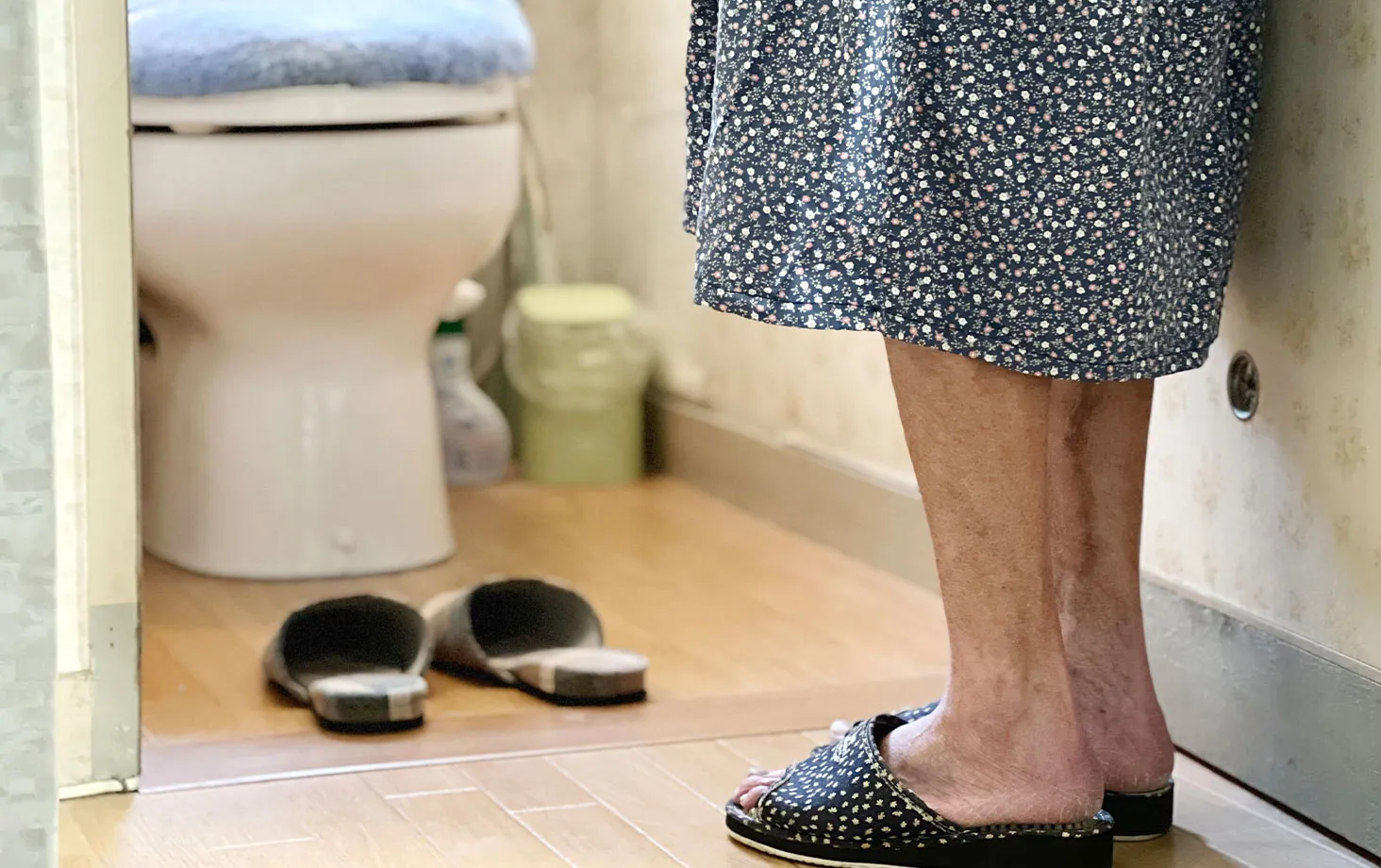 トイレに向かう足元の写真。頻尿や尿の出にくさのイメージ