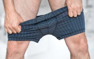 立ち上がったときに尿漏れが気になる男性のイメージ