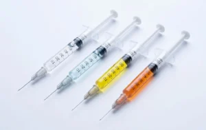 色の違う液体が入った4本の注射器