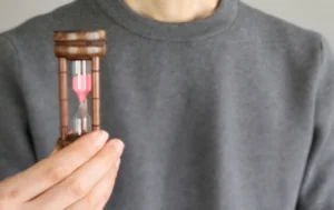 砂時計を持つ男性