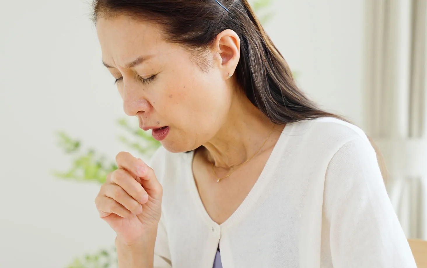 咳き込む女性